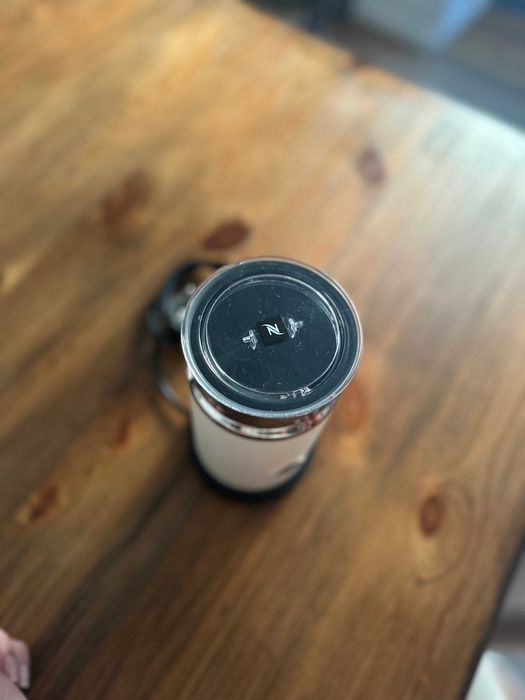 Máquina de Café Essenza Branco + Batedor de Leite Nespresso Aeroccino