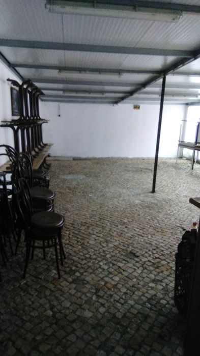 Aluga-se espaço para arrumos