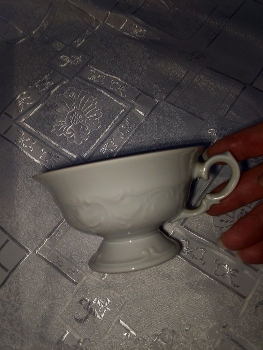 Biała filiżanka do herbaty na stopce