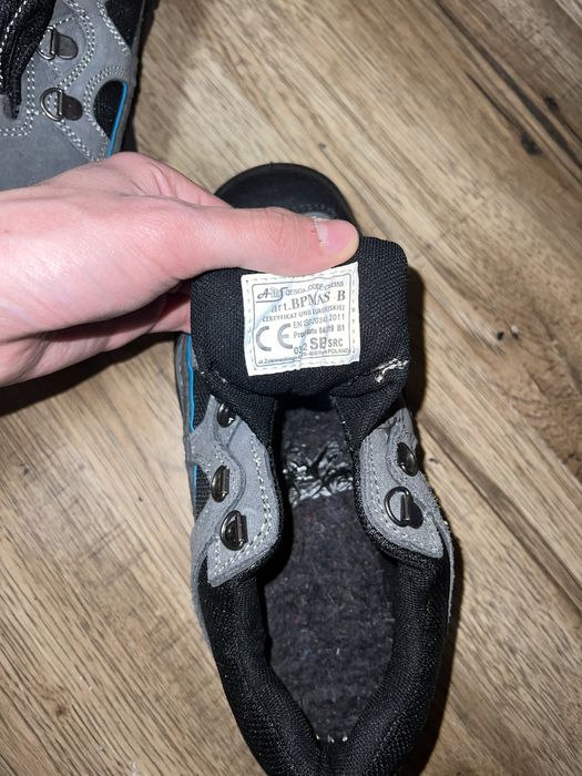 Взуття для роботи, з твердим носком