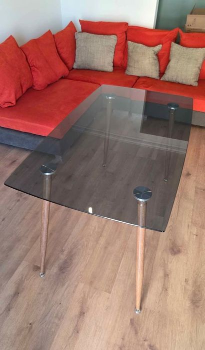 Mesa de vidro com pernas de madeira