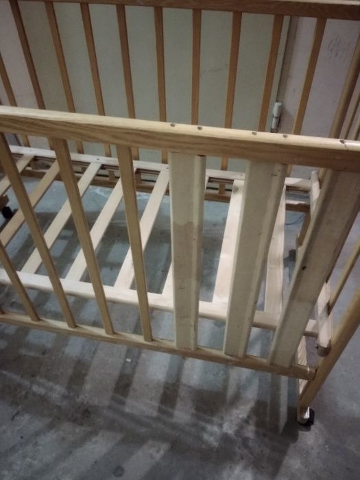 Деревянная  детская кроватка с откидным бортиком