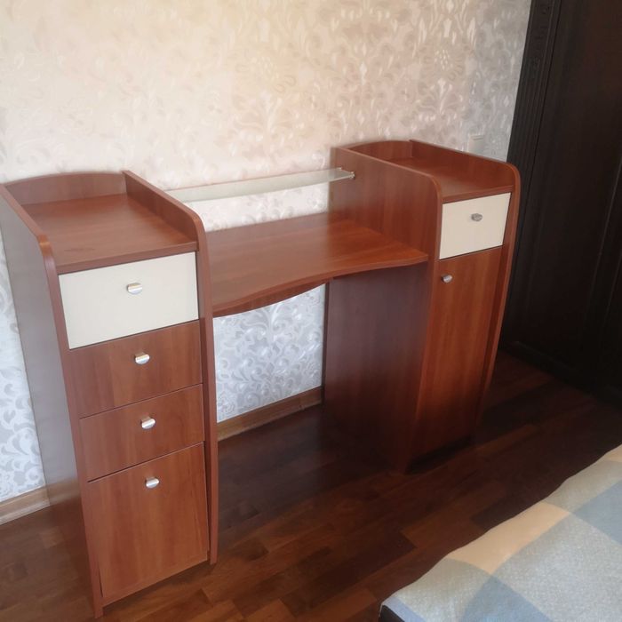 Косметичний дерев'яний стіл з шухлядами і скляною поличкою
