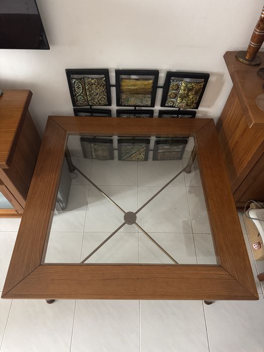 Mesa com vidro de centro