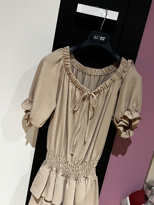 Beżowa sukienka falbany rozmiar UNI M L