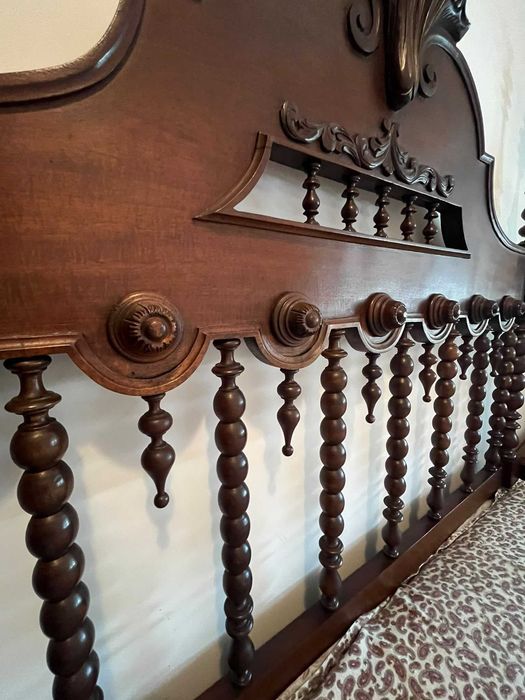 Conjunto de Quarto Clássico em Madeira Escura – Cama e Mesas de Cabeceira