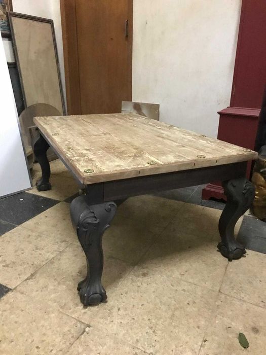 Mesa de sala em madeira com garras e ferragens