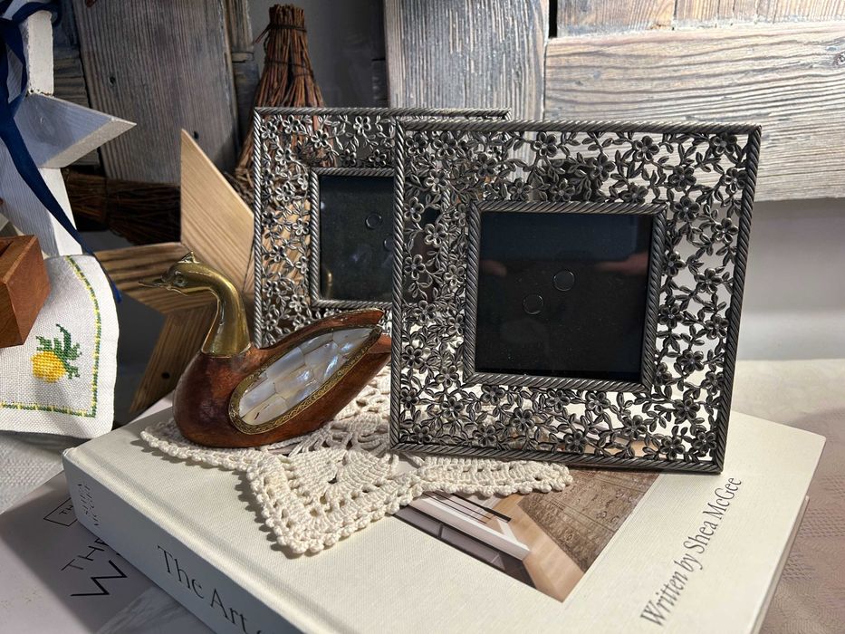 Zestaw 2 Luksusowych Ramek z Kryształkami – Ażur Wzór Kwiatowy