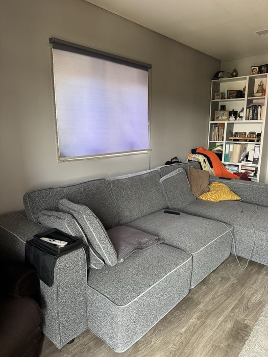 Sofa com chaiselong eletrico e portes de carregamento rapido usb