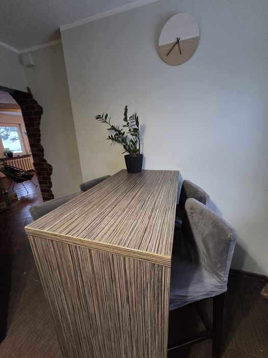 Krzesła i/lub barek