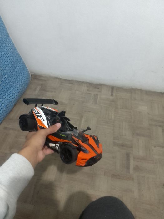 Carro de controle remoto KTM
