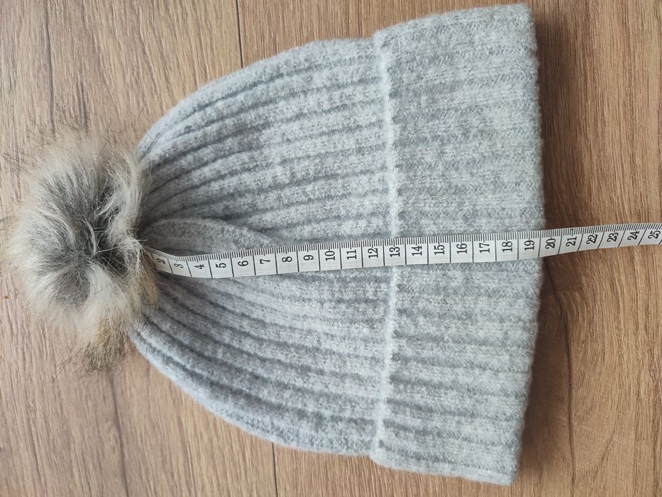 Szara czapka z pomponem, Primark