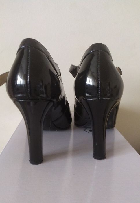 Lakierowane czółenka NINE WEST