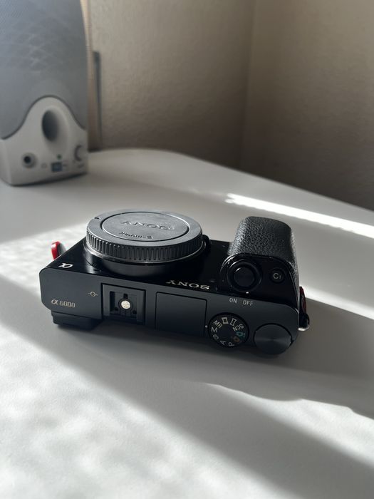 Kit Sony a6000 + Viltrox 25mm f/1.7 + Viltrox 56mm f/1.7 + acessórios (com caixas)