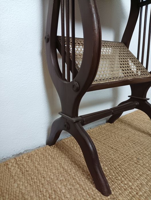 Mesa de apoio com gaveta