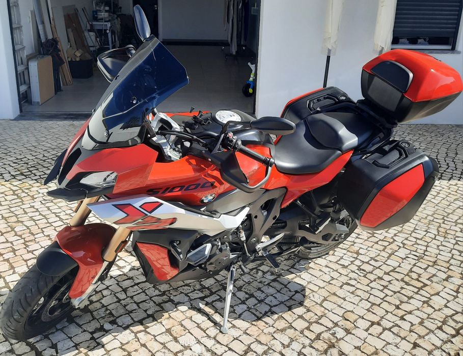 BMW S1000XR com linha de escape direta