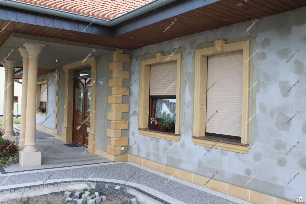 ~22~ Parapet z piaskowca - półwałek