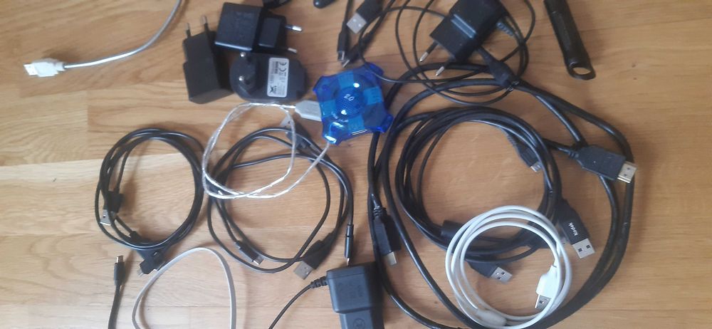 Kable i różne akcesoria do komputera