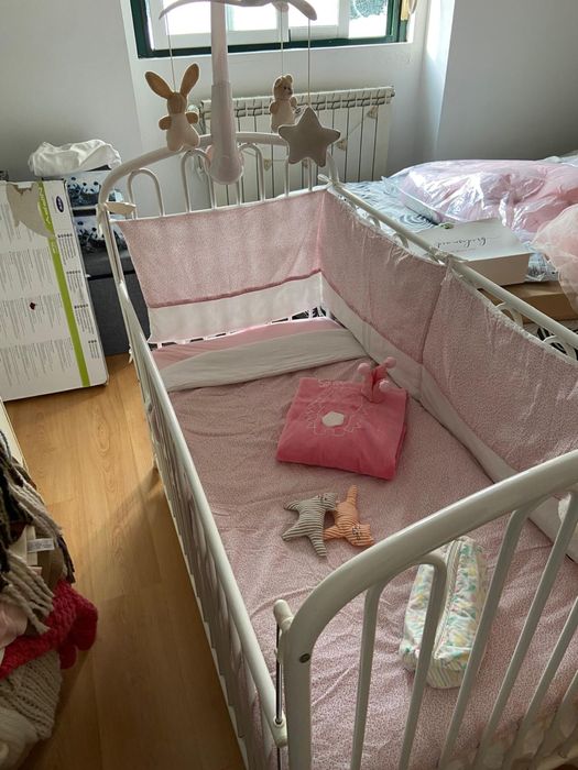 Cama de bebé branca