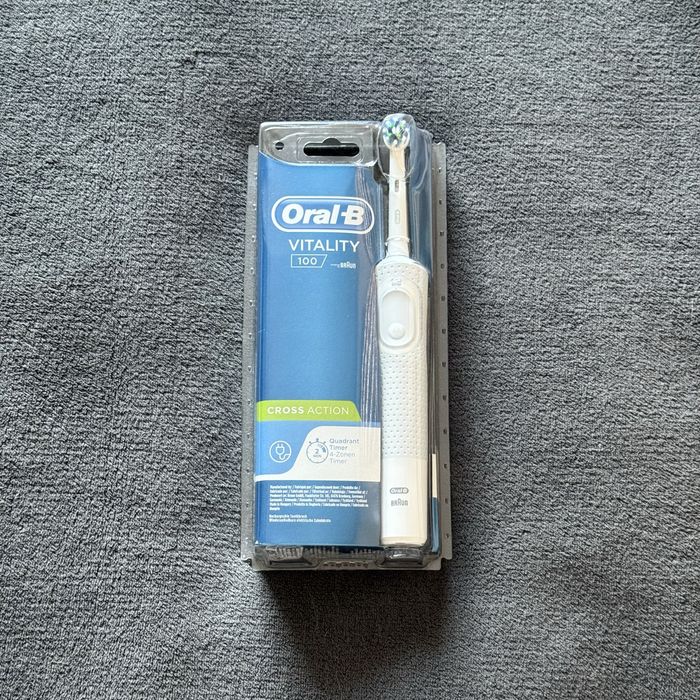 Електрична зубна щітка Braun Oral-B Vitality 100 Cross Action White