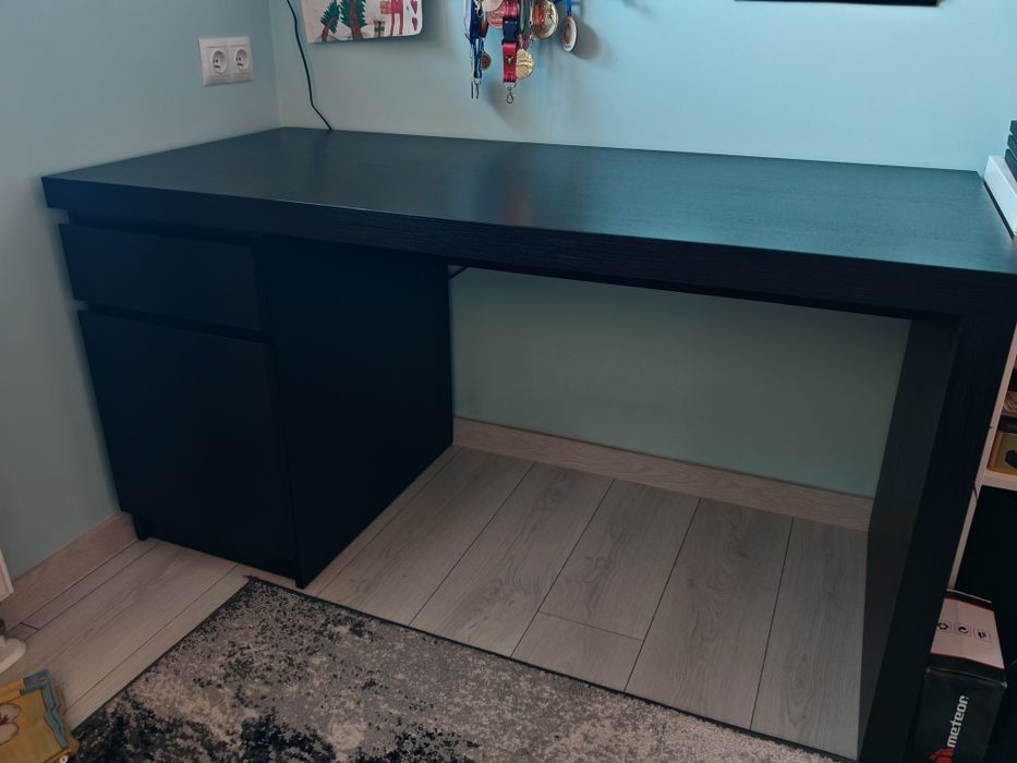 Czarne biurko Ikea MALM