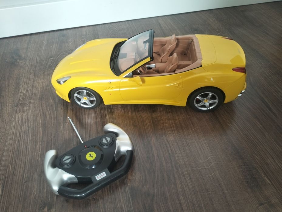 Raster Ferrari Caligornia - samochód zdalnie sterowany.