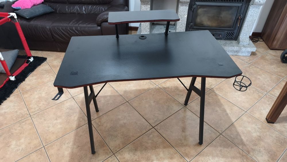 Secretária gaming em bom estado
