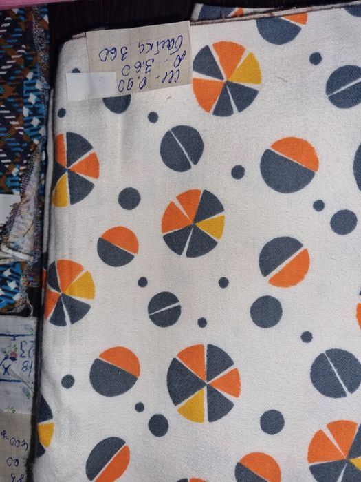 Відрізи тканини старих часів ,є різні