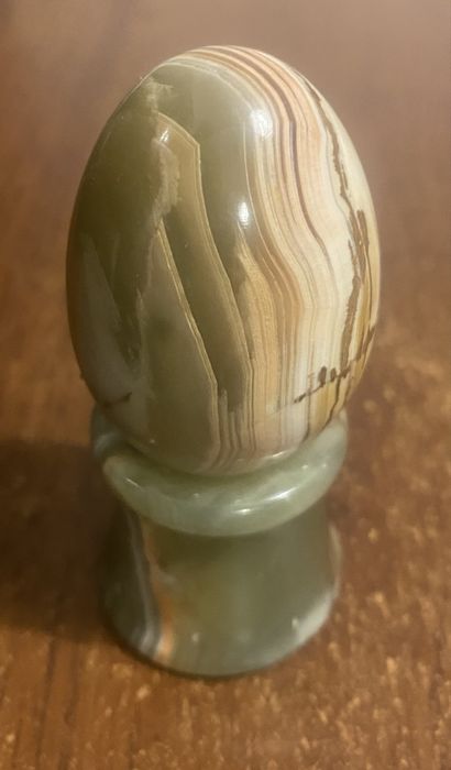 Статуэтка яйцо на подставкн