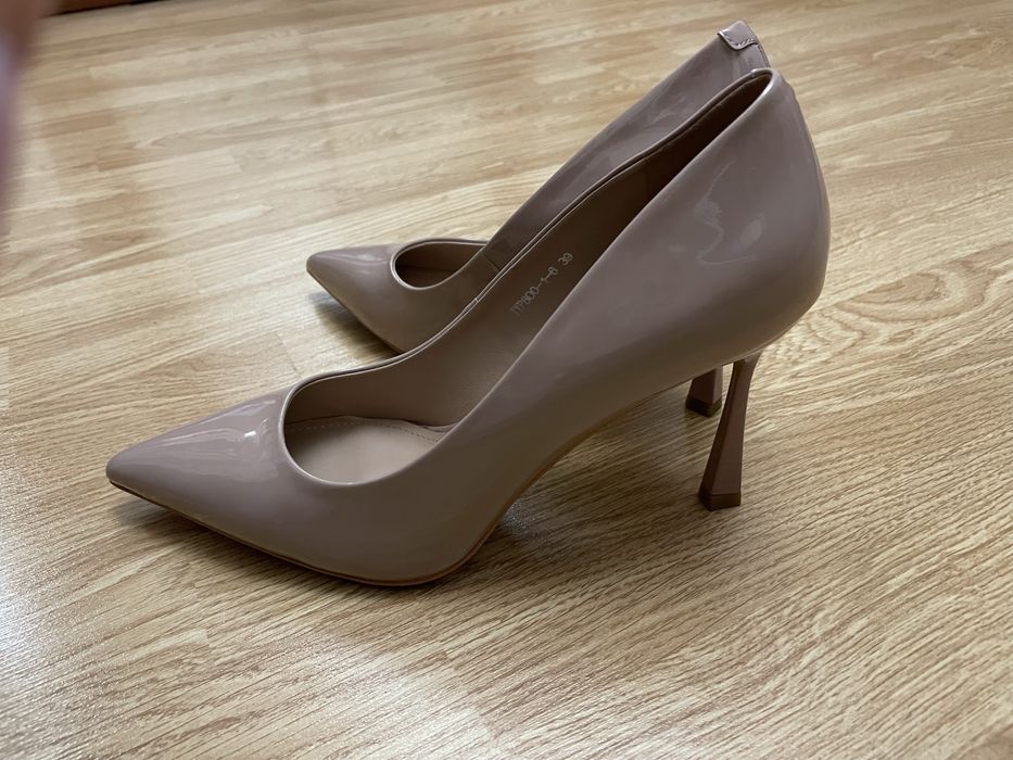 Бежеві човники на каблуку