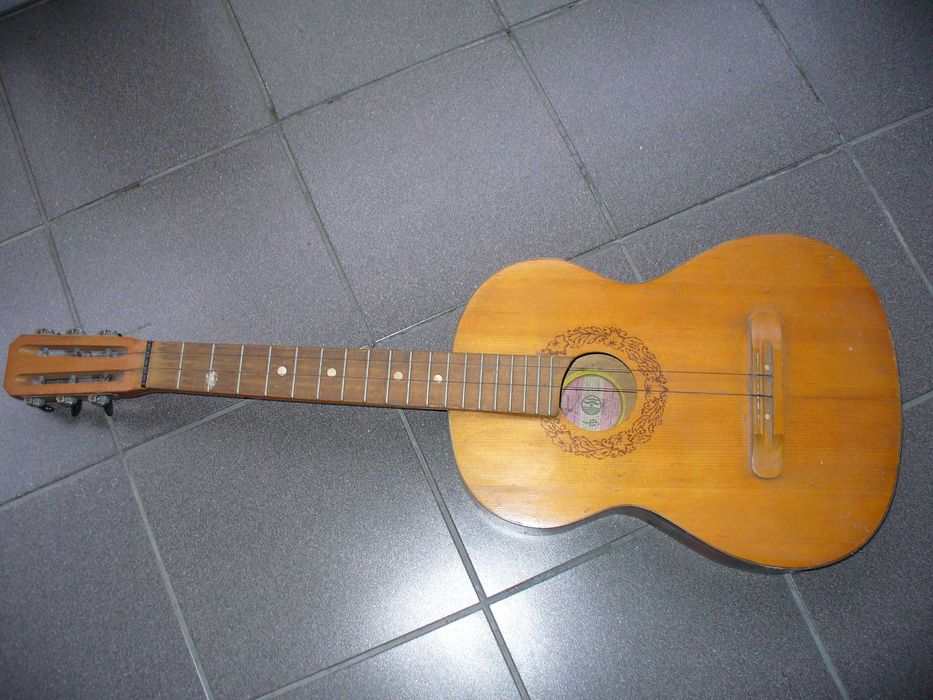 Gitara produkcji Rosyjskiej