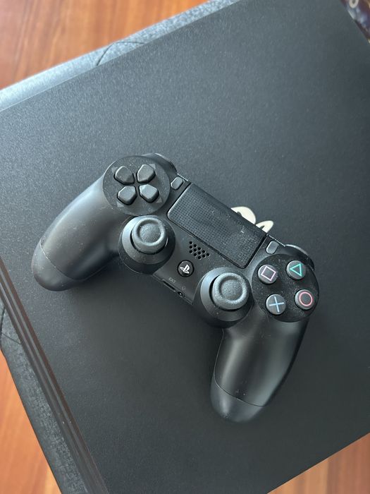 Ps4 Pro + comando preto (muito pouco usada)