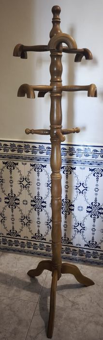 Cabide de pé alto roupa- madeira