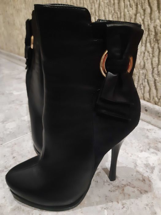 Продам женские демисизонные ботинки