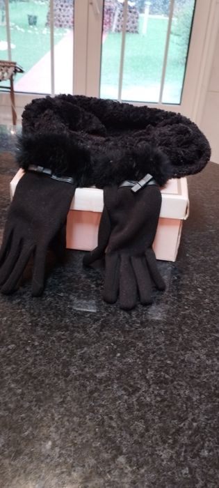 Gola em oêlo para o pescoço e  luvas