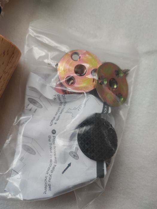 Zestaw 4 nowych drewnopodobnych nóżek