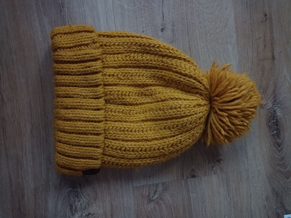 żółta czapka idealna na jesień/zime