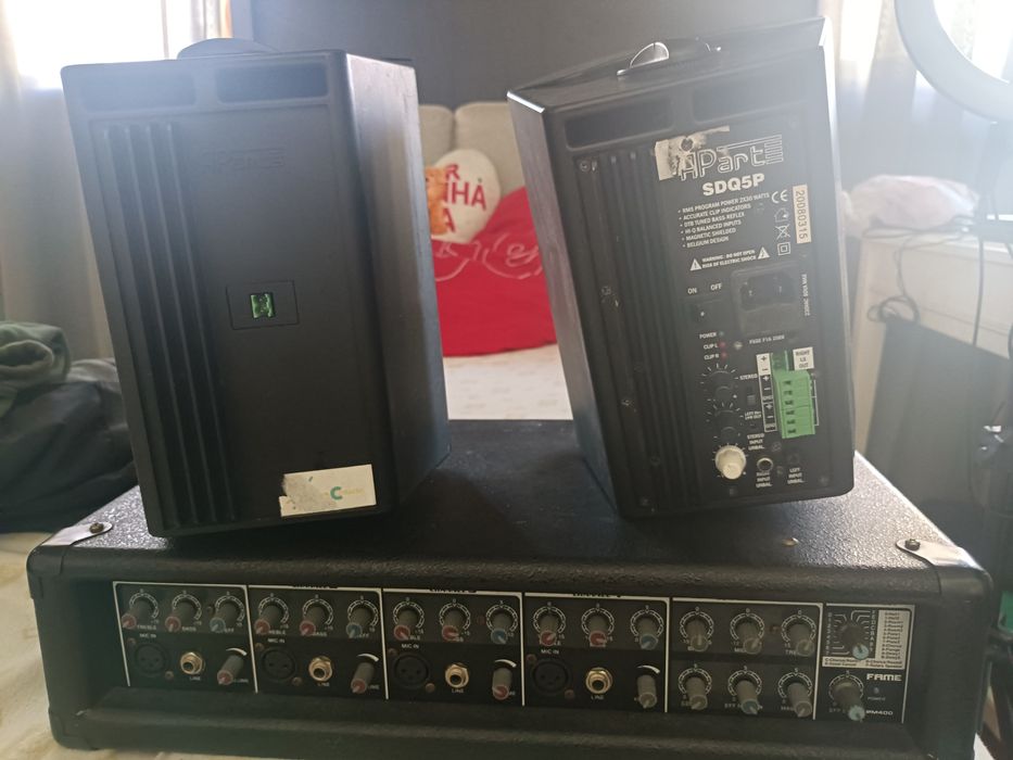 Mesa amplificada mais colunas amplificadas.