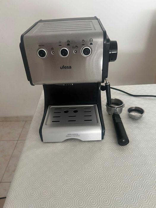 Máquina de Café Manual UFESA CE7141 (15 bar - Café moído e pastilhas)