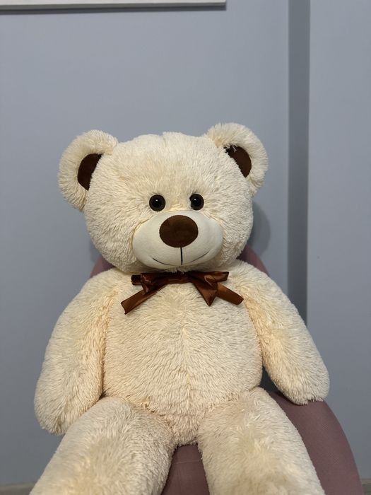 Великий плюшевий ведмедик