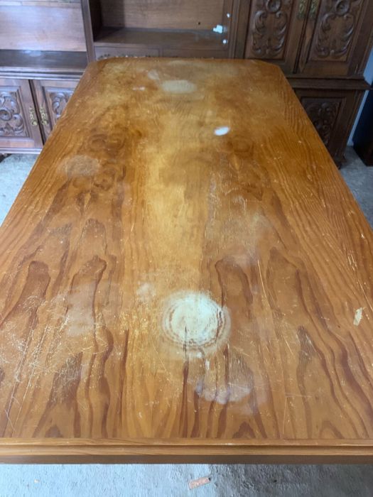 Mesa de jantar em madeira