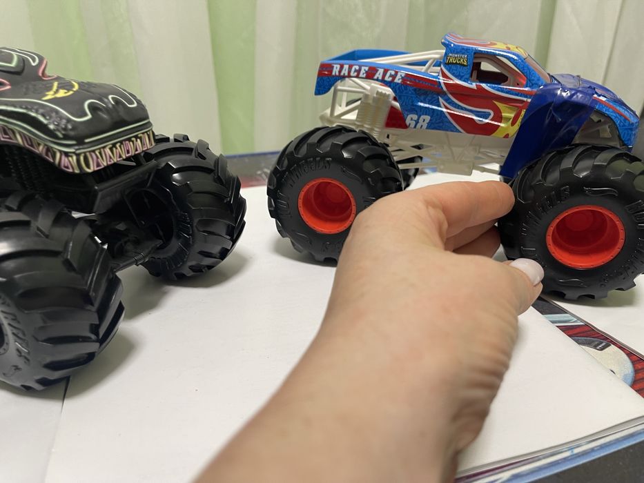 Треки hotwheels і машинки