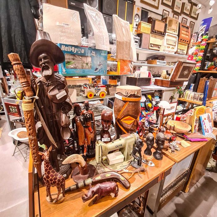 Escultura Decorativa Girafa Madeira – Pintada à Mão | 31 cm