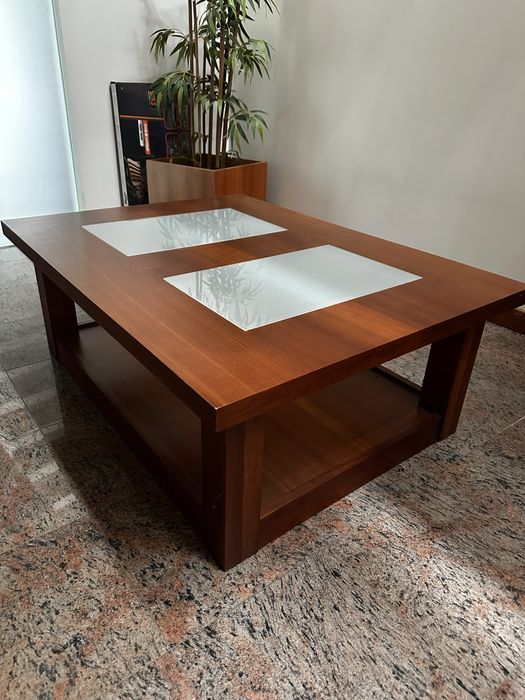 Mesa de centro em madeira e vidro