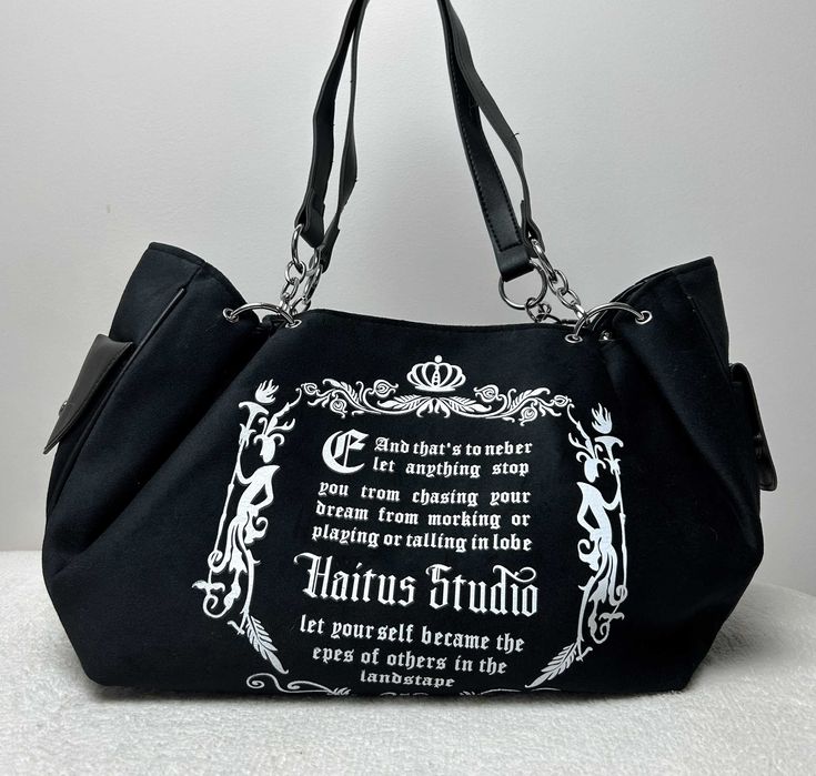 Damska czarna welurowa torebka na ramię z metalowymi dodatkami