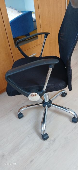 Krzesło fotel na kółkach obrotowe.b. ładne.