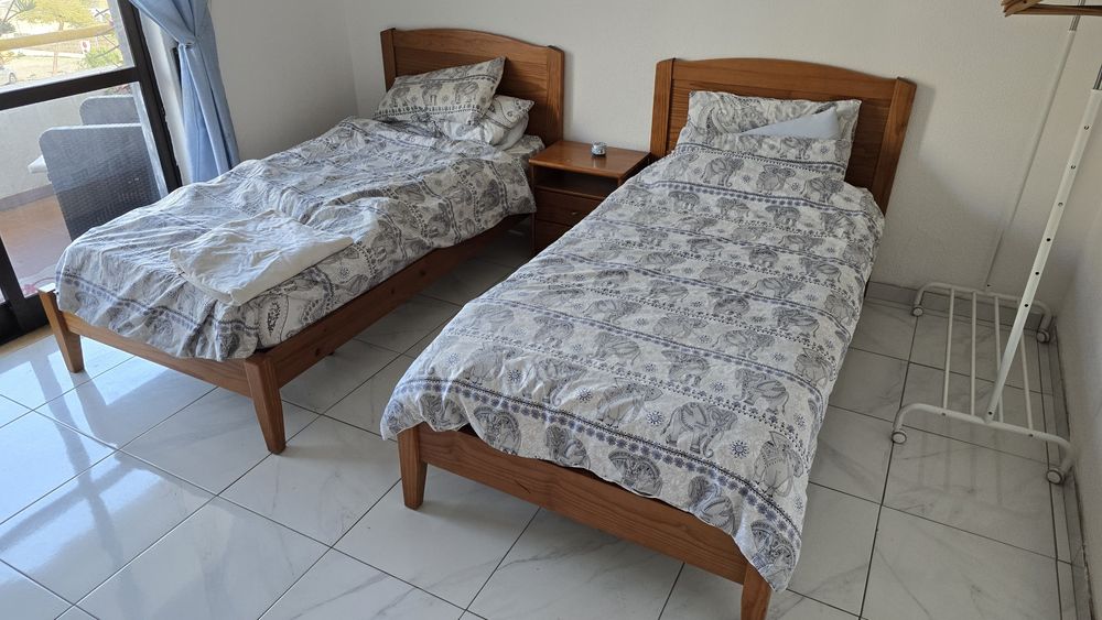 4 camas solteiro + 2 mesas de cabeceira