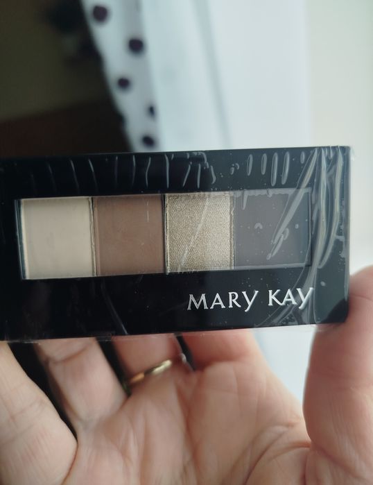 Paletka cieni ,, Piasek pustyni opadająca powieka Mary Kay
