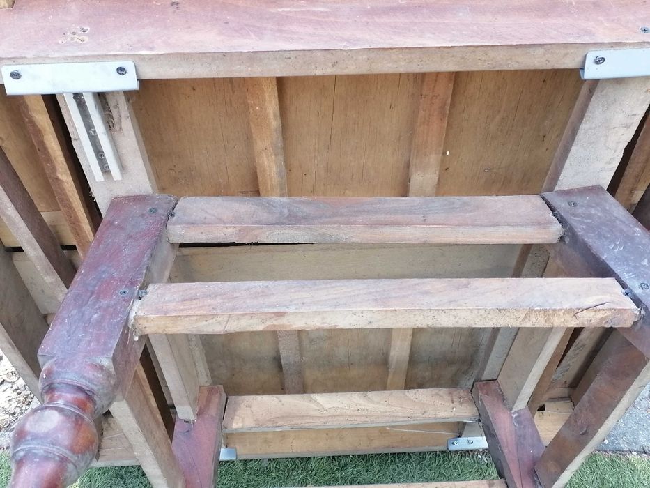 Mesa de madeira em bom estado