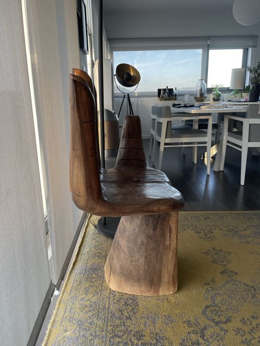 Cadeira / escultura  formato de mão em madeira maciça